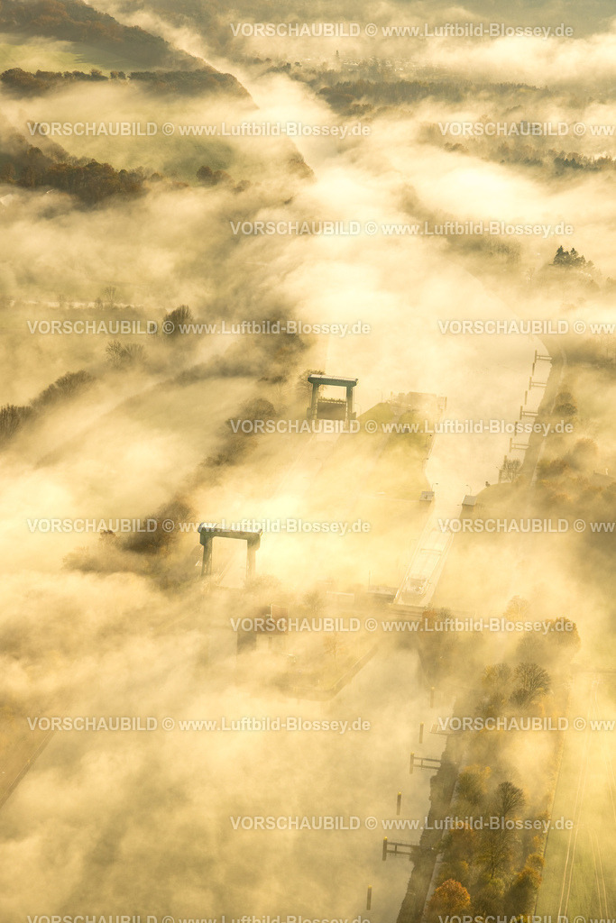 Haltern231104129 | Luftbild, Nebelschwaden über der Schleuse Flaesheim am Wesel-Datteln-Kanal und der Lippeaue, umgeben von herbstlichen Laubbäumen, Flaesheim, Haltern am See, Ruhrgebiet, Münsterland, Nordrhein-Westfalen, Deutschland