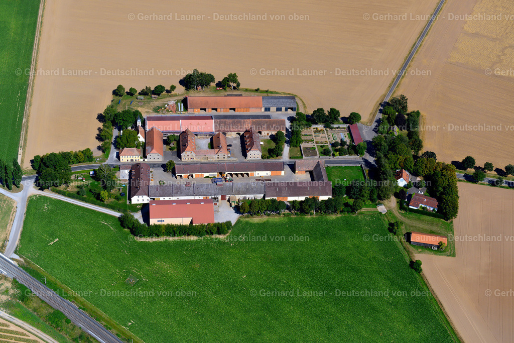 3650302 | SELIGENSTADT 31.08.2016 Gehöft und Bauernhof- Nebengebäude am Rand von landwirtschaftlich genutzten Feldern  in Seligenstadt im Bundesland Bayern, Deutschland // Homestead and farm outbuildings on the edge of agricultural fields  in Seligenstadt in the state Bavaria, Germany Foto: Gerhard Launer