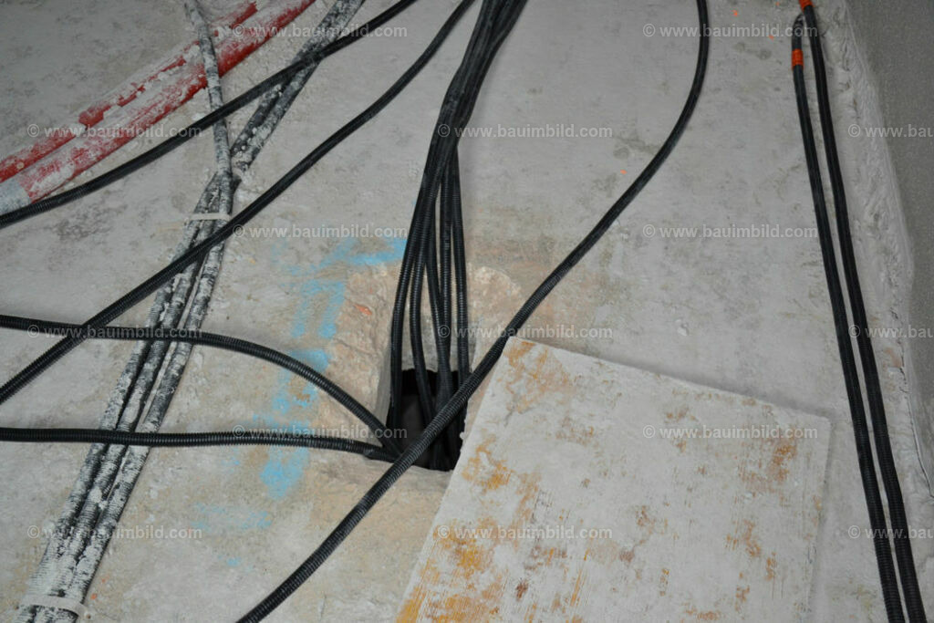 bib-lg17-elektroinstallation-0178 | Nach LV-Leistungsgruppen sortierte Detailfotos über den Bau eines Hauses. Alle Hausbau-Bilder direkt vom Urheber und Autor der Website Haus-Selber-Bauen.com