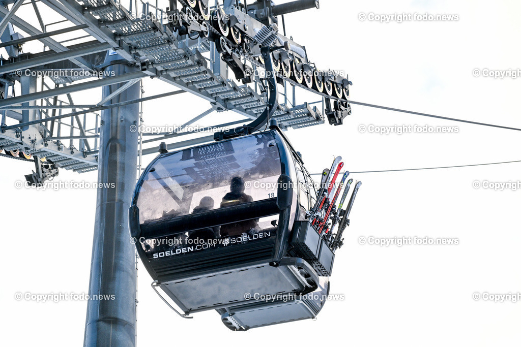 Oesterreich_ Tirol_ Soelden_ 26.01.2025-30 | 26.01.2025,Tirol, AUT, Soelden, im Bild Themenbild, Stadtansichten, Ski, Skifahren, Skiurlaub, Skifahrer, Urlauber, Touristen, Skitouristen, Apre Ski, Rent Ski, Sport, Geschaeft, Shop, Hotel, Bahn, Bergbahn, Gondel, Skibus, Oetztaler Alpen, Berge