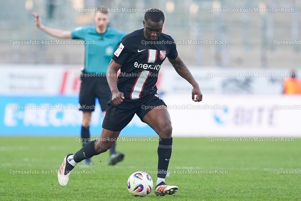 xYDRx24012601115 | 24.01.2026, xydrx, Fußball, 3.Liga, Rot-Weiss Essen - TSV Havelse, Saison 2025 2026, Stadion an der Hafenstraße: Dennis Duah (TSV Havelse #15)   DFB regulations prohibit any use of photographs as image sequences and or quasi-video. Photo: xYannisxDreimannxPressefotoKochx