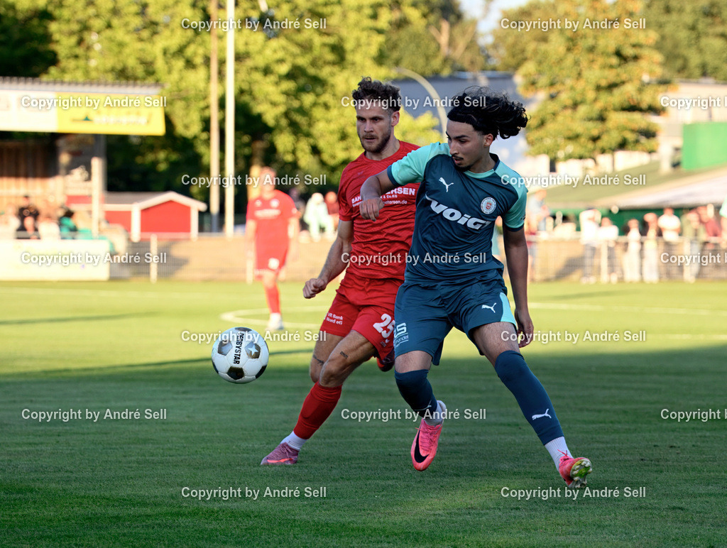 PSV Neumünster vs TSB Flensburg | Ayoub Assameur (PSV #8) vs Noel Kurzbach (TSB #25) / Fußball-Oberliga Männer 2026/2027 / PSV Neumünster vs TSB Flensburg / PSV Stadion Platz A / Neumünster / 07.08.26 - Realisiert mit Pictrs.com