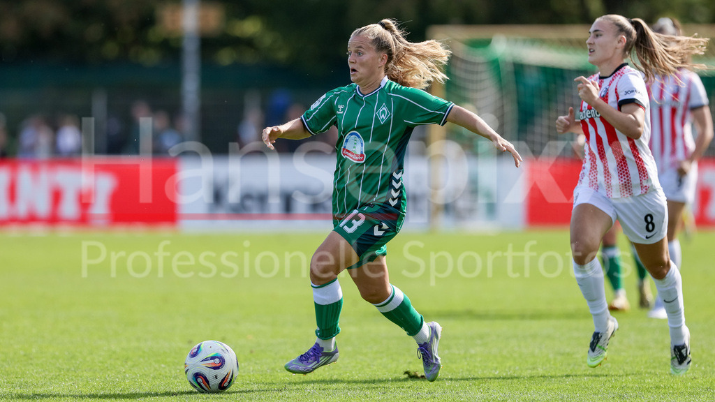 Fussball, Google Pixel Frauen-Bundesliga, SV Werder Bremen - SC Freiburg | Ricarda Walkling (SV Werder Bremen, 13) am Ball, Einzelbild, Ganzkörper, Aktion, Action, Spielszene, DIE DFB-RICHTLINIEN UNTERSAGEN JEGLICHE NUTZUNG VON FOTOS ALS SEQUENZBILDER UND/ODER VIDEOÄHNLICHE FOTOSTRECKEN. DFB REGULATIONS PROHIBIT ANY USE OF PHOTOGRAPHS AS IMAGE SEQUENCES AND/OR QUASI-VIDEO.