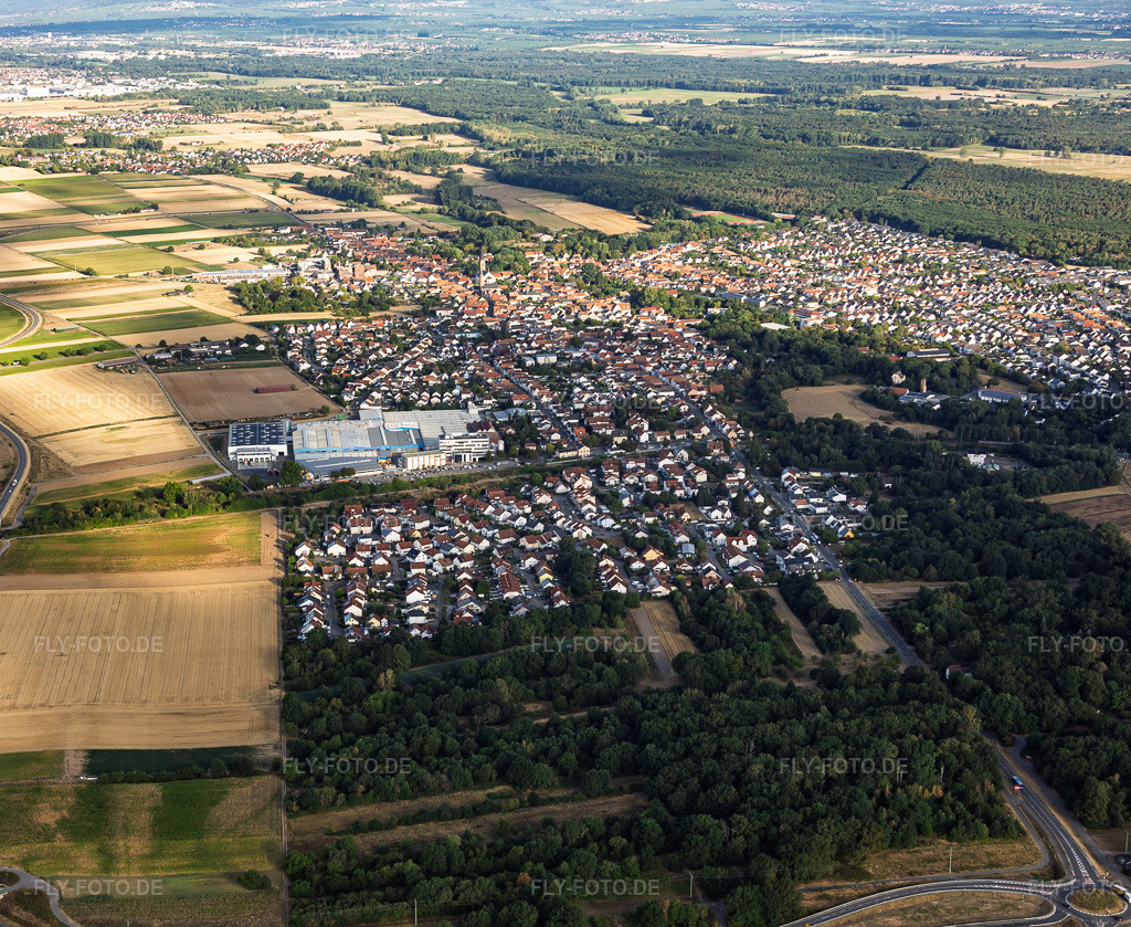 Luftbild: Stadtansicht aus Südosten in Bellheim im Bundesland Rheinland-Pfalz in Deutschland. – Foto: IMG_158328.jpg vom 06.08.2026 durch Werner Riehm/FLY-FOTO.de – Auflösung des Originals: 4765 x 3905 px