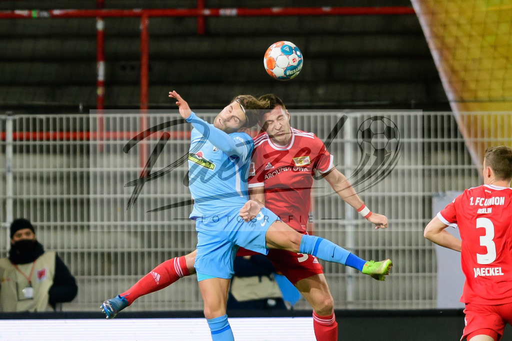 FCUFRE20211215_021 | Fussball, Herren: Lucas Hoeler (SC Freiburg) und Robin Knoche (1. FC Union Berlin) im Zweikampf bei dem Spiel der 1. Bundesliga zwischen 1. FC Union Berlin und SC Freiburg im Stadion An der Alten Foersterei am 15.12.2021 in Berlin, Deutschland.DFB / DFL REGULATIONS PROHIBIT ANY USE OF PHOTOGRAPHS AS IMAGE SEQUENCES AND/OR QUASI-VIDEO. - Realisiert mit Pictrs.com