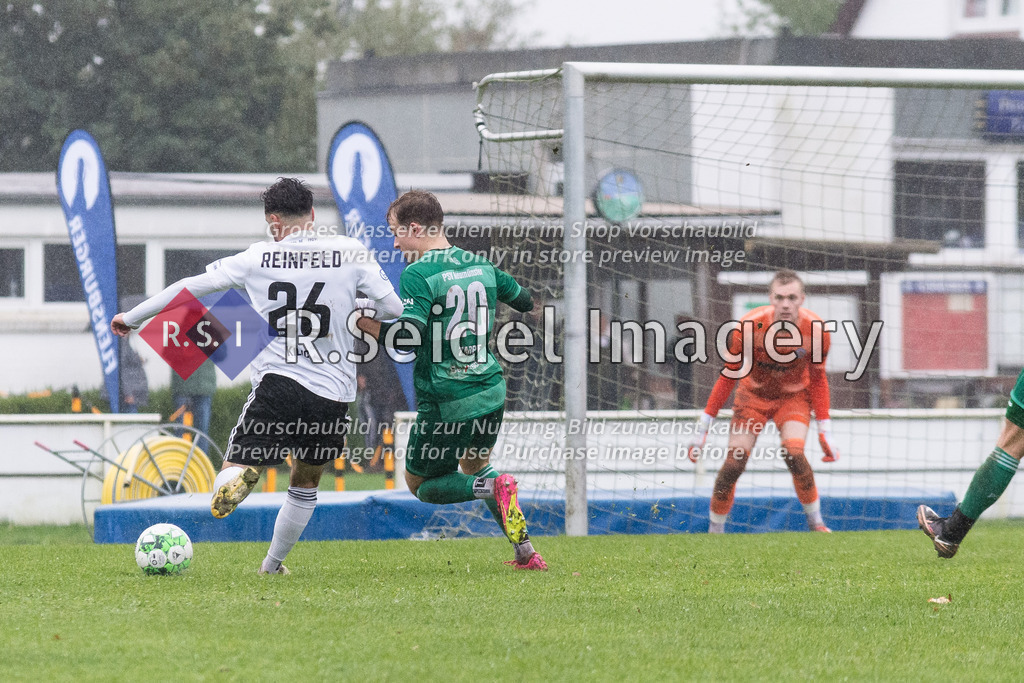 RS-1-014911 | Arif Mete Kilic (#26, Reinfeld) und Tom Zarpe (#20, Neumünster) laufen aufs Neumünsteraner Tor zu