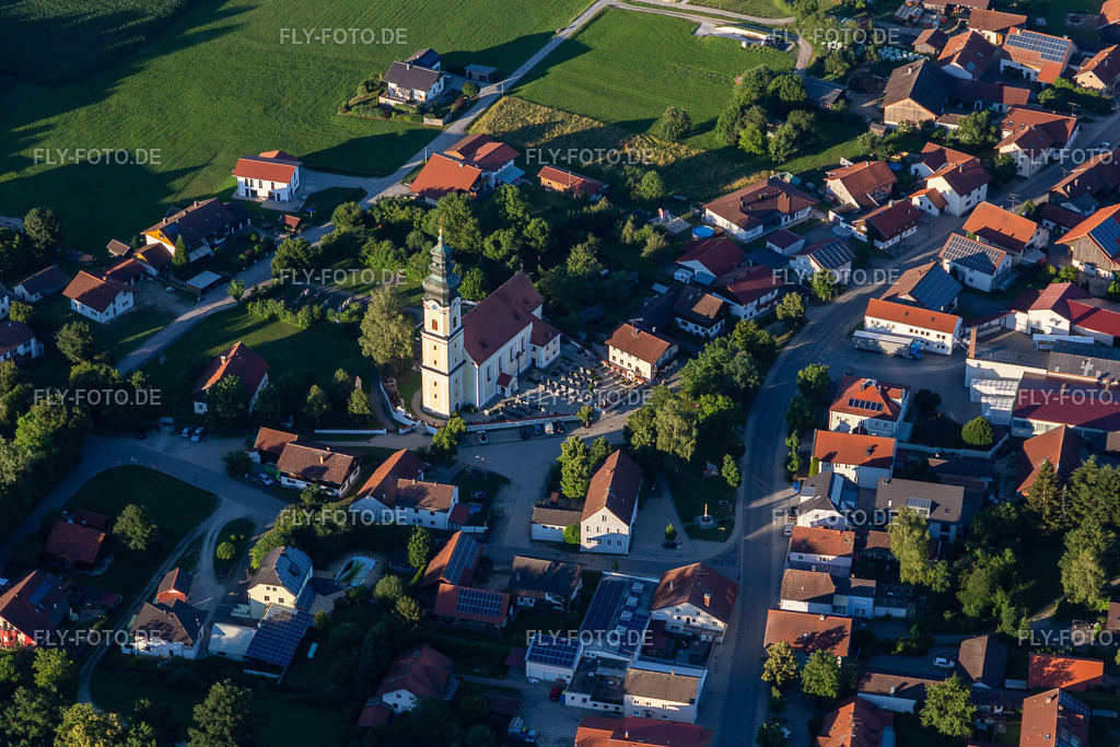 Kirche Mariä Himmelfahrt in Mariakirchen https://www.arnstorf.de | Luftbild: Kirche Mariä Himmelfahrt in Mariakirchen https://www.arnstorf.de im Ortsteil Mariakirchen in Arnstorf im Bundesland Bayern in Deutschland. Foto: IMG_132866.jpg vom 02.07.2022 durch ©2025 Werner Riehm fly-foto.de/copyright - Realisiert mit Pictrs.com