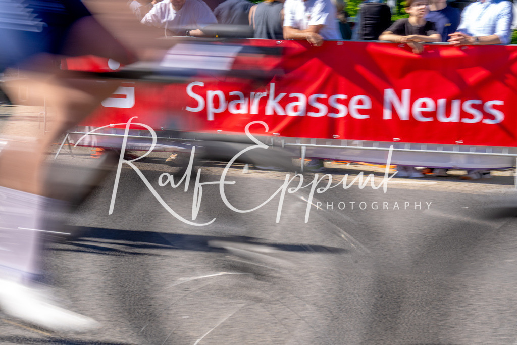 Spurt in den Mai 2026 - Großer Preis der Sparkasse Neuss | Annual one-day road cycling race "Großer Preis der Sparkasse Neuss" held in Büttgen, Germany, organized by VfR Büttgen 1912 e.V. The event features multiple races across all age categories from U11 youth to Elite men. - Realisiert mit Pictrs.com