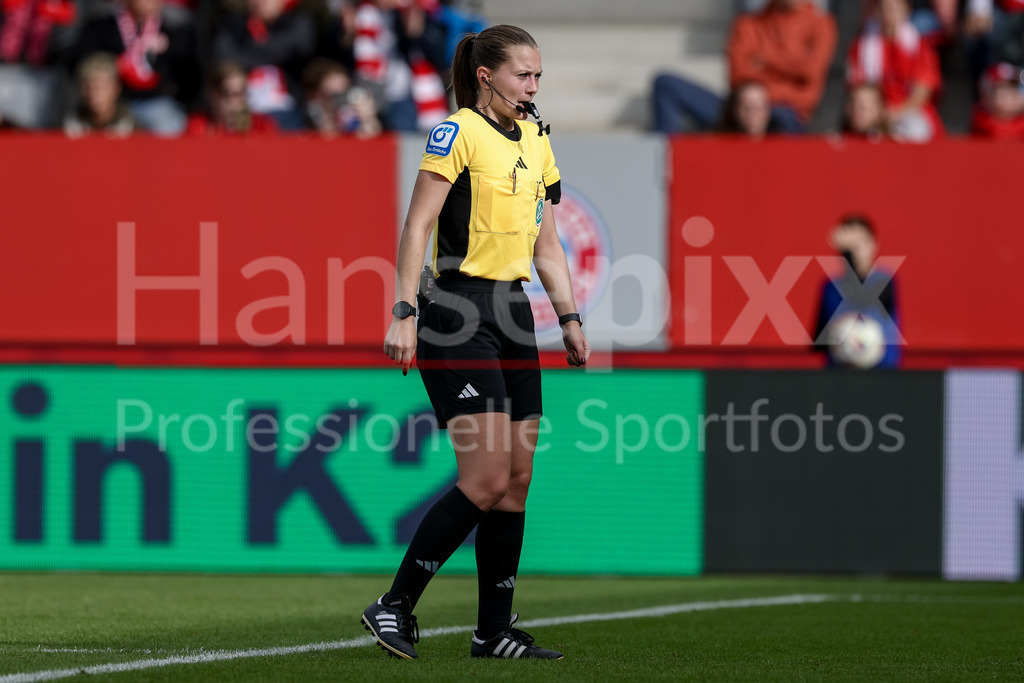 Fussball, Google Pixel Frauen-Bundesliga, FC Bayern München - SV Werder Bremen | Schiedsrichterin Selina Menzel gibt Anweisungen, gestikuliert, mit den Armen gestikulieren, DIE DFB-RICHTLINIEN UNTERSAGEN JEGLICHE NUTZUNG VON FOTOS ALS SEQUENZBILDER UND/ODER VIDEOÄHNLICHE FOTOSTRECKEN. DFB REGULATIONS PROHIBIT ANY USE OF PHOTOGRAPHS AS IMAGE SEQUENCES AND/OR QUASI-VIDEO.