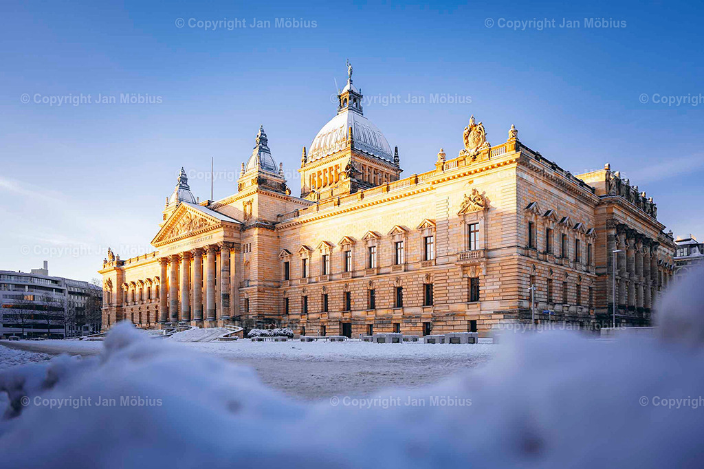 Bundesverwaltungsgericht | Das heutige Bundesverwaltungsgericht in Leipzig blickt auf eine bewegte Geschichte zurück: Ursprünglich als Reichsgericht errichtet, diente das beeindruckende Gebäude später als Bildermuseum. Heute ist es Sitz des höchsten deutschen Gerichts für öffentliches Recht. Die Verbindung aus historischer Architektur, kulturellem Erbe und rechtlicher Bedeutung macht diesen Ort einzigartig – für Besucher, Interessierte und Bildkäufer gleichermaßen. - Realisiert mit Pictrs.com