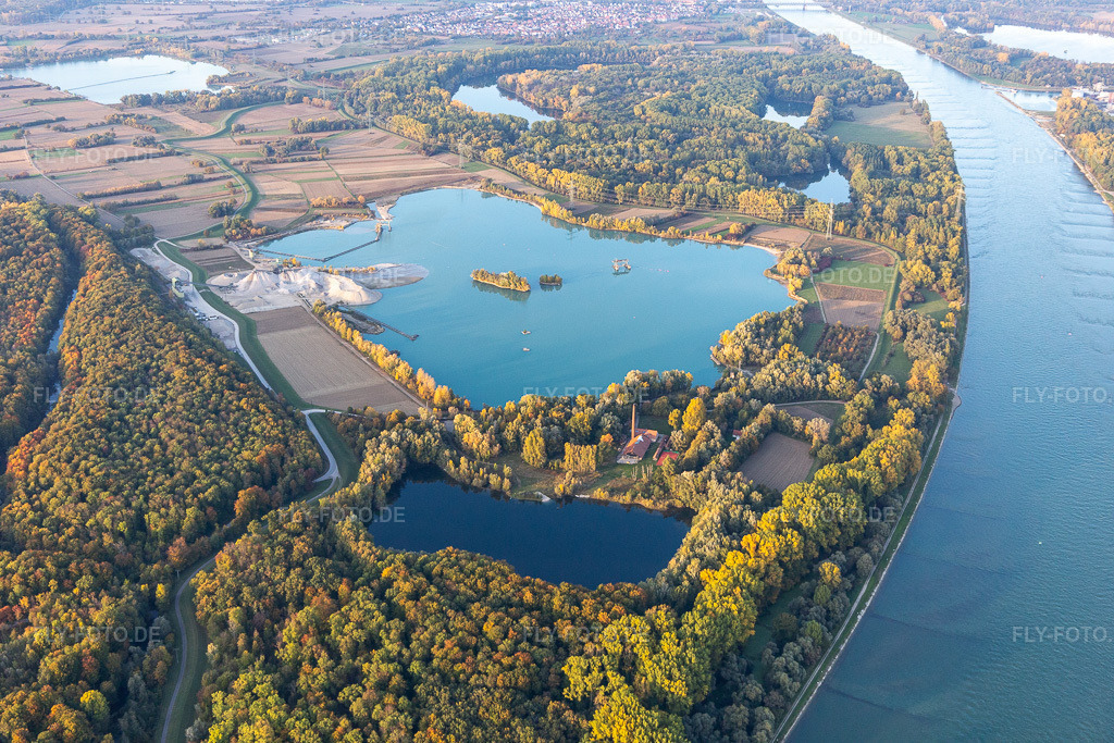 Luftbild: Baggersee am Rhein mit WOLFF&MÜLLER Quartzwerk in Hagenbach im Bundesland Rheinland-Pfalz in Deutschland. Foto: IMG_123471.jpg vom 19.10.2020 durch Werner Riehm/FLY-FOTO.de