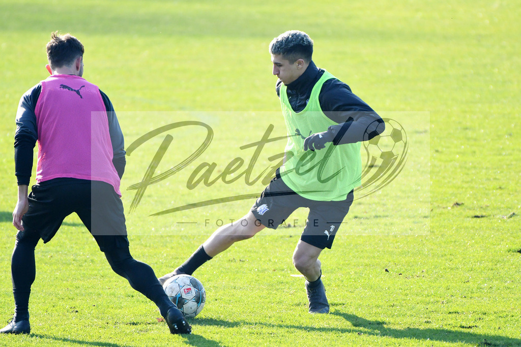 20200207_TRAOSN_0015 | Fußball, Herren: Manuel Farrona Pulido (VfL Osnabrueck) und Anas Ouahim (VfL Osnabrueck) im Zweikampf waehrend der Trainingseinheit des VfL Osnabrueck im Sportpark Illoshoehe am 07.02.2020 in Osnabrueck, Deutschland. - Realisiert mit Pictrs.com