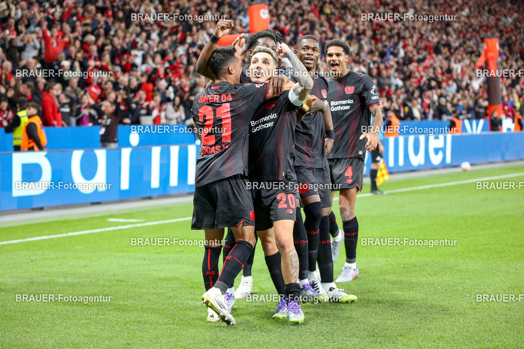 Bayer 04 Leverkusen vs Eintracht Frankfurt - Bundesliga  | Leverkusen, Deutschland, 12.09.25:   Alejandro Grimaldo (Bayer 04 Leverkusen) Torjubel, jubelt mit seiner Mannschaft nach dem Treffer zum 3:1 waehrend des Spiels der Bundesliga zwischen  Bayer 04 Leverkusen vs Eintracht Frankfurt in der BayArena(Foto von Brauer-Fotoagentur / Adrian Schlueter)