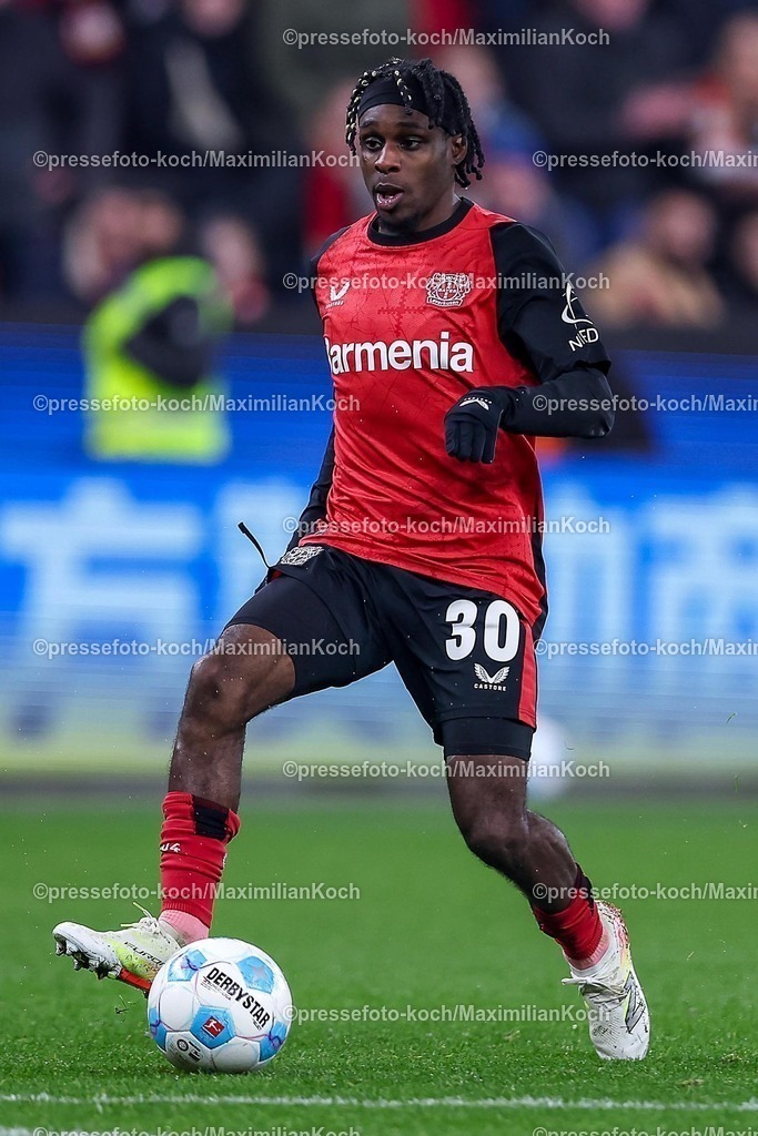 Lev02022502219 | 02.02.2025, Fußball, Bayer 04 Leverkusen - TSG 1899 Hoffenheim, 1. Fußball Bundesliga, 20. Spieltag, BayArena, Saison 2024 2025: Jeremie Frimpong (Bayer04 Leverkusen #30)DFB regulations prohibit any use of photographs as image sequences and or quasi-video.