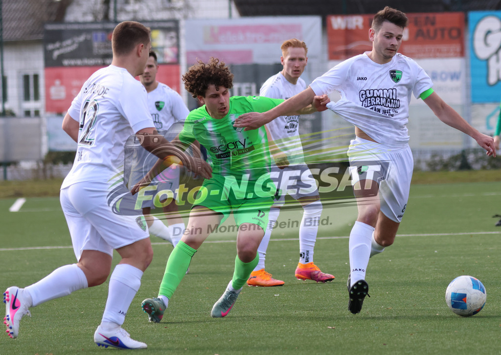 SC Bünde - TuS Ahmsen | Auf dem Bild zu sehen: weiß SC Bünde v.l.: Tobias Bahre, Mario Siekmann ; grün TuS Ahmsen: Alexander LöwenSC Bünde, TuS Ahmsen, Saison 25/26, Bezirksliga, Deutschland - Realisiert mit Pictrs.com
