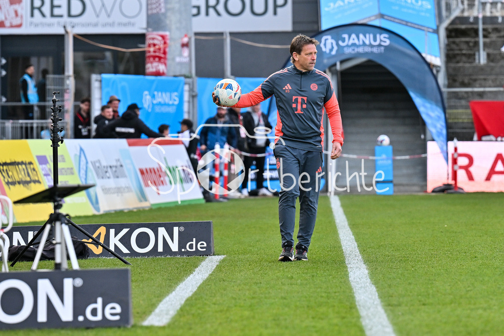 FC Würzburger Kickers - FC Bayern Amateure | WÜRZBURG, DEUTSCHLAND - 10. APRIL: im Bild Holger SEITZ Cheftrainer FC Bayern München II / Einzelfoto / Freisteller vor dem Match zwischen dem FC Würzburger Kickers und den Amateuren des FC Bayern München am 28. Spieltag der Regionalliga Bayern in der AKON Arena