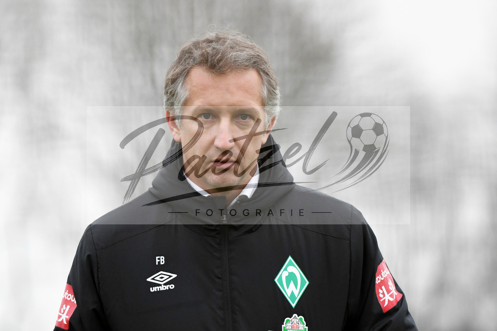 20200227_TRASVW_0039 | Fussball, Herren: Geschaeftsfuehrer Fussball Frank Baumann (Werder Bremen) schaut waehrend der Trainingseinheit des SV Werder Bremen auf dem Trainingsplatz am wohninvest Weserstadion am 27.02.2020 in Bremen, Deutschland. - Realisiert mit Pictrs.com