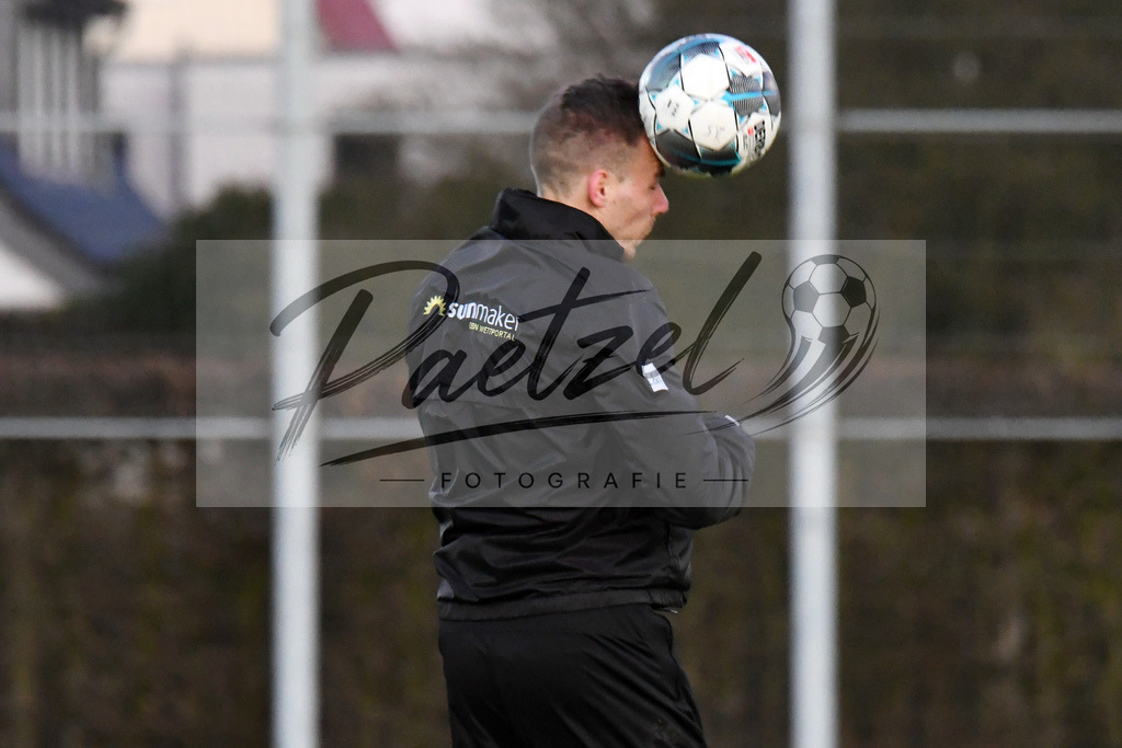 20200121_TRAOSN_0083 | Fußball, Herren: Maurice Trapp (VfL Osnabrück) in Aktion, am Ball, Einzelaktion beim Training des VfL Osnabrück am 21.01.2020 im Sportpark Illoshöhe in Osnabrück, Deutschland.(Foto von Nico Paetzel) - Realisiert mit Pictrs.com