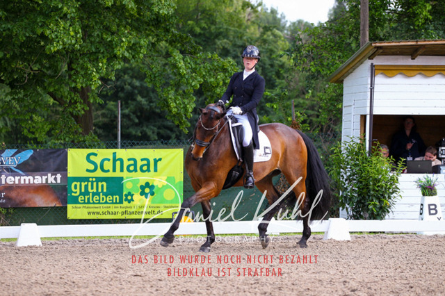 DKP41697 | Turnierfotos kaufen im Webshop von Daniel Kuhl Photography – entdecke professionelle Reitsportfotos aus Turnieren & Events. Hochwertige Turnierbilder online bestellen & sichern. Jetzt Fotos von Reitsportturnieren kaufen!