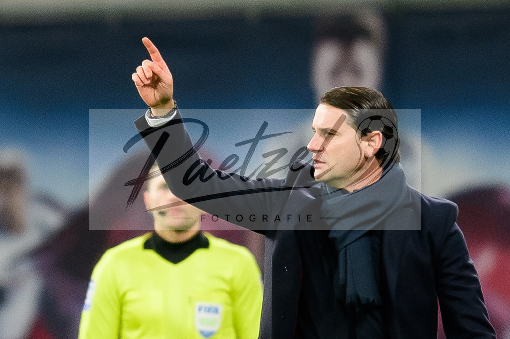 RBLLEV20211128_142 | Fussball, Herren: Trainer Gerardo Seoane (Bayer 04 Leverkusen) gestikuliert, Gestik bei dem Spiel der 1. Bundesliga zwischen RB Leipzig und Bayer 04 Leverkusen in der Red Bull Arena am 28.11.2021 in Leipzig, Deutschland.DFB / DFL REGULATIONS PROHIBIT ANY USE OF PHOTOGRAPHS AS IMAGE SEQUENCES AND/OR QUASI-VIDEO. - Realisiert mit Pictrs.com