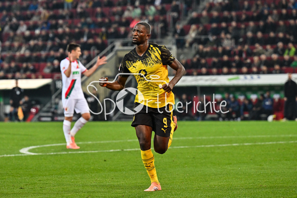 FC Augsburg - Borussia Dortmund | AUGSBURG, GERMANY - Serhou GUIRASSY (Borussia Dortmund 9) celebrates the goal to 0-1 during the bundesliga match between FC Augsburg vs. Borussia Dortmund on matchday 9 at WWK Arena on October 31, 2025 in Augsburg, Germany / DFL REGULATIONS PROHIBIT ANY USE OF PHOTOGRAPHS AS IMAGE SEQUENCES AND/OR QUASI-VIDEO / Carney CHUKWUEMEKA (Borussia Dortmund 17)