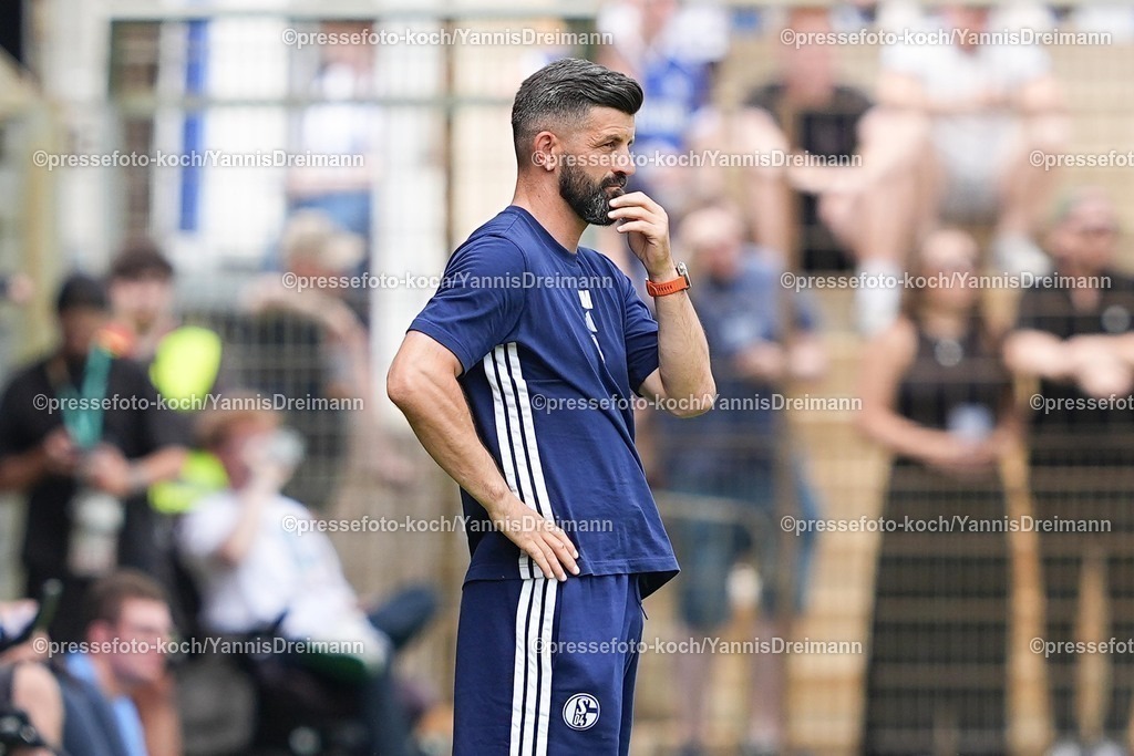 xYDR20072501017 | 20.07.2025, xydrx, Fußball, Rot Weiss Ahlen - FC Schalke 04, Testspiel, Wersestadion: Miron Muslic (Cheftrainer FC Schalke 04) nachdenklich an der Seitenlinie