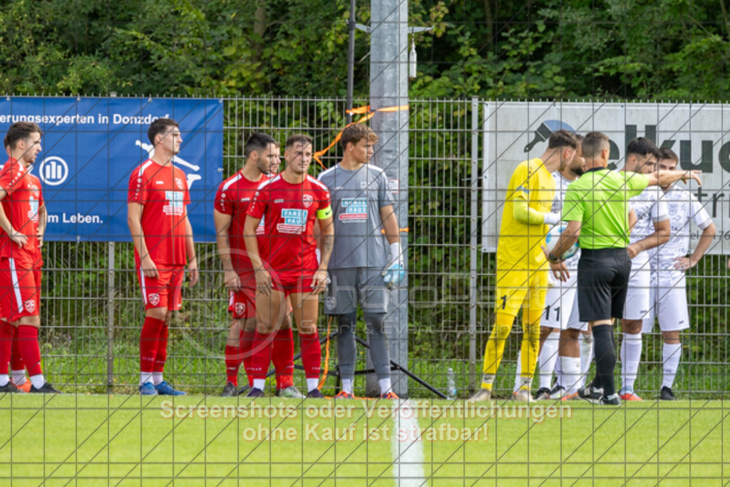 20250831_150021_0025 | #,TSG Salach (weiß) vs. SV Ebersbach (rot), Fußball, Bezirksliga - Bezirk Neckar/Fils, 02. Spieltag, Saison 2025/2026, Rasensportplatz, Staufenecker Straße, 73084 Salach, 31.08.2025 - 15:00 Uhr,Foto: PhotoPeet-Sportfotografie/Peter Harich