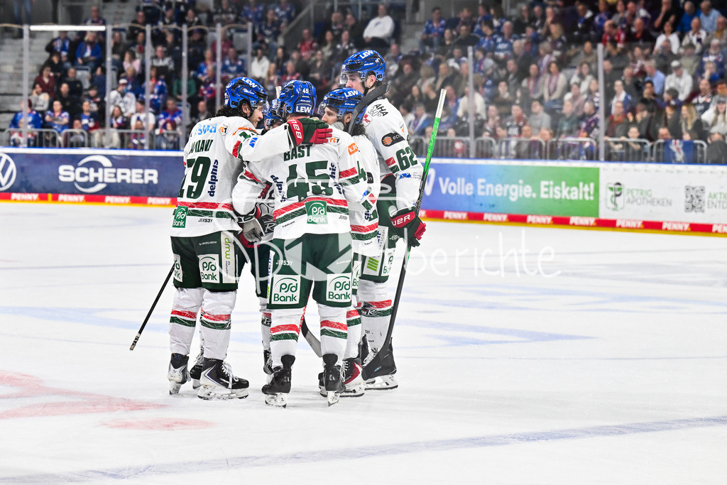 Adler Mannheim - Augsburger Panther | MANNHEIM, DEUTSCHLAND - 25. FEBRUAR: Jubel der Augsburger nach dem Ausgleich zum 3-3 kurz vor Schluss durch Kyle MAYHEW (Augsburger Panther 27) / Tor / Torschuetze / Freude / Happy während dem Match zwischen den Adler Mannheim und den Augsburger Panthern am 45. Spieltag der Penny DEL in der SAP Arena