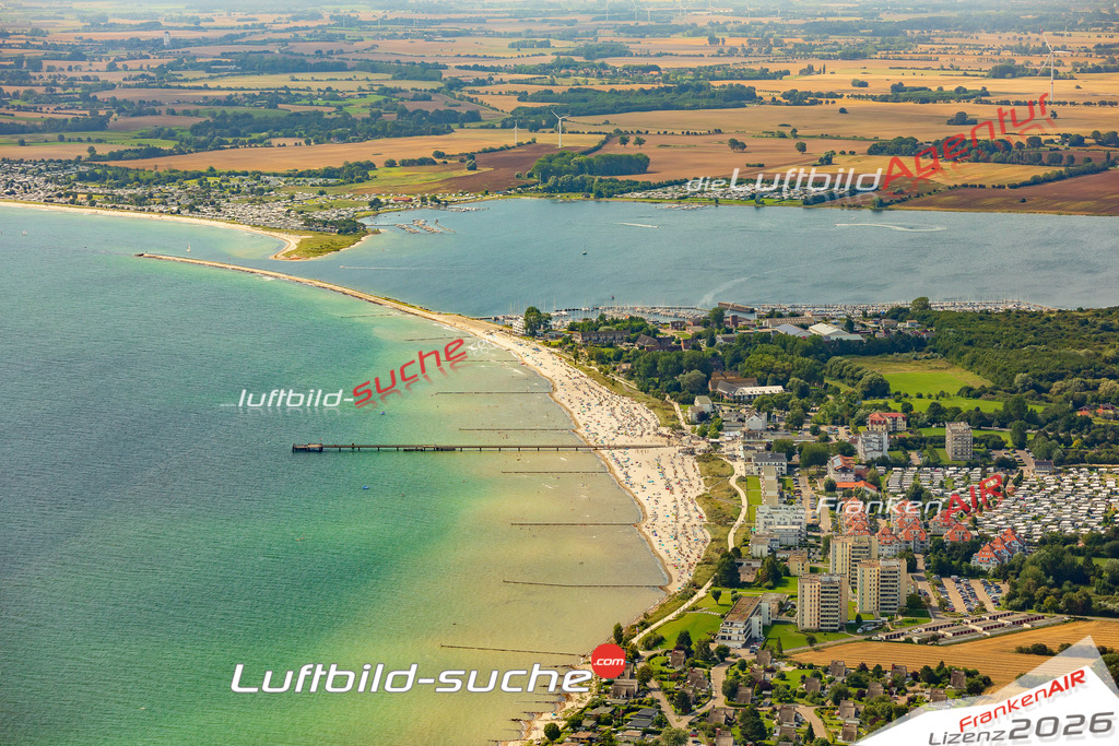 Luftaufnahme Hotels Strandnah Großenbrode - Die Luftaufnahme wurde 2025 vom UL-Flugzeug heraus erstellt ( ohne Drohne ) - Hochauflösende Luftaufnahme - für professionelle Ausdrucke geeignet. Die Geschenkidee !Mit Lizenz und Bildrechte bestellbar
