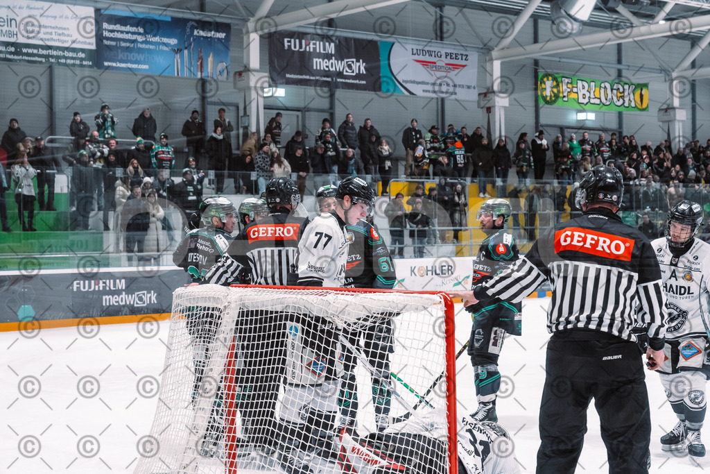 Alligators_vs_Passau_03_12_2025-50 | Höchstadt Alligators Fotogalerie: Eishockey-Action aus Franken. Professionelle Spielfotos, Portraits & Stadionbilder zum Download. Jetzt entdecken! - Realized with Pictrs.com
