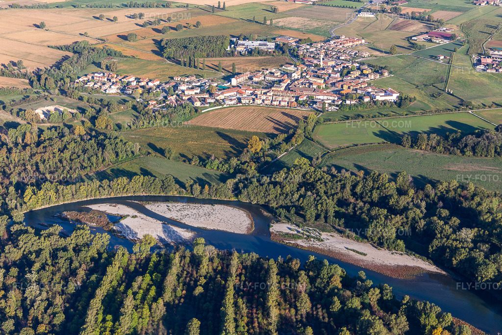 Aerial view: Sandbank on the Adda in Comazzo in the state Lodi, Italy. – Photo: IMG_134535.jpg taken on 09/19/2022 by Werner Riehm/FLY-FOTO.com – Resolution of the original: 5472 x 3648 px