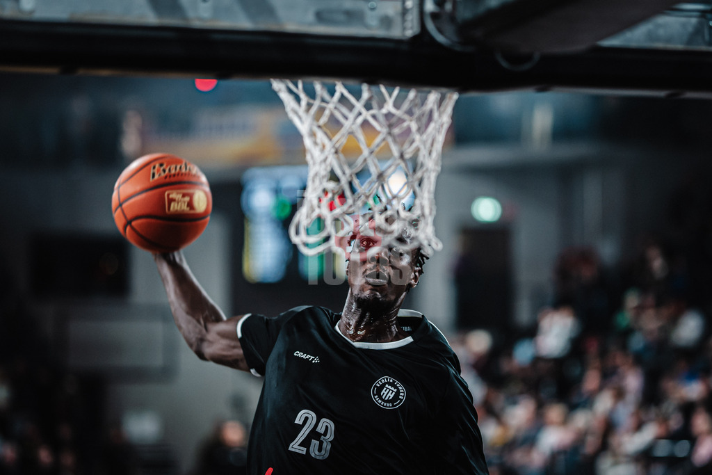 Basketball | Männer | Saison 2024/2025 | easyCredit Basketball Bundesliga | 4. Spieltag | Veolia Towers Hamburg vs. EWE Baskets Oldenburg | 06.10.2024 | Kur Kuath (#23, Veolia Towers Hamburg) beim Warm Up