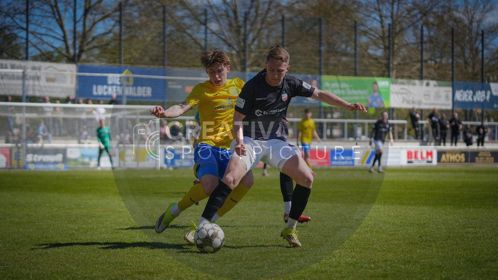 Fußball, Herren, Saison 2025/2026, Regionalliga Nordost, 31. Spieltag, FSV 63 Luckenwalde vs. FSV Zwickau, Sonntag 26.04.2026, Werner-Seelenbinder-Stadion Luckenwalde | Fußball, Herren, Saison 2025/2026, Regionalliga Nordost, 31. Spieltag, FSV 63 Luckenwalde vs. FSV Zwickau, Sonntag 26.04.2026, Werner-Seelenbinder-Stadion Luckenwalde, Im Bild: Tim Schleinitz (l. Luckenwalde) und Daniel Haubner (r. Zwickau) - Realisiert mit Pictrs.com