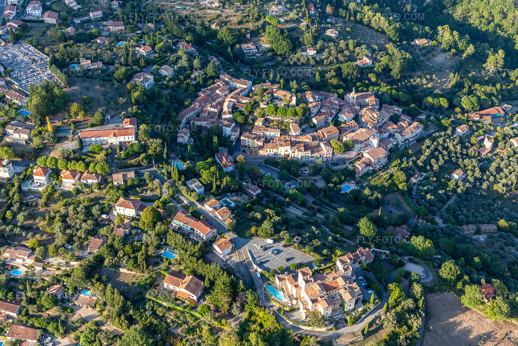Aerial view: View of the town in Tourrettes in the state Var, France.Photo: IMG_129442.jpg taken on 09/18/2021 by Werner Riehm/FLY-FOTO.comResolution of the original: 5472 x 3648 px