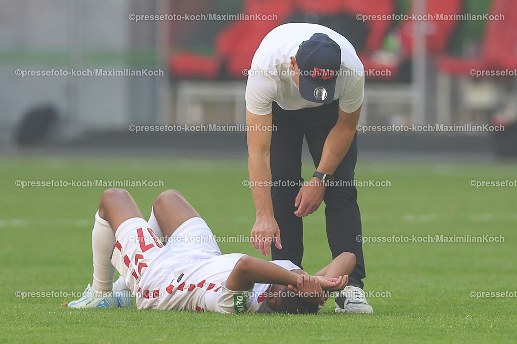 Due21092401052 | 21.09.2024, 2. Fußball Bundesliga, Fortuna Düsseldorf - 1. FC Köln, Merkur Spiel-Arena, Saison 2024 2025: Enttäuschung - Enttäuschte Gesichter beim 1.FC Köln nach dem 2:2 Unentschieden gegen Düsseldorf. Trainer Gerhard Struber (Cheftrainer 1.FC Köln) tröstend bei Linton Maina (1.FC Köln #37)DFB regulations prohibit any use of photographs as image sequences and or quasi-video.