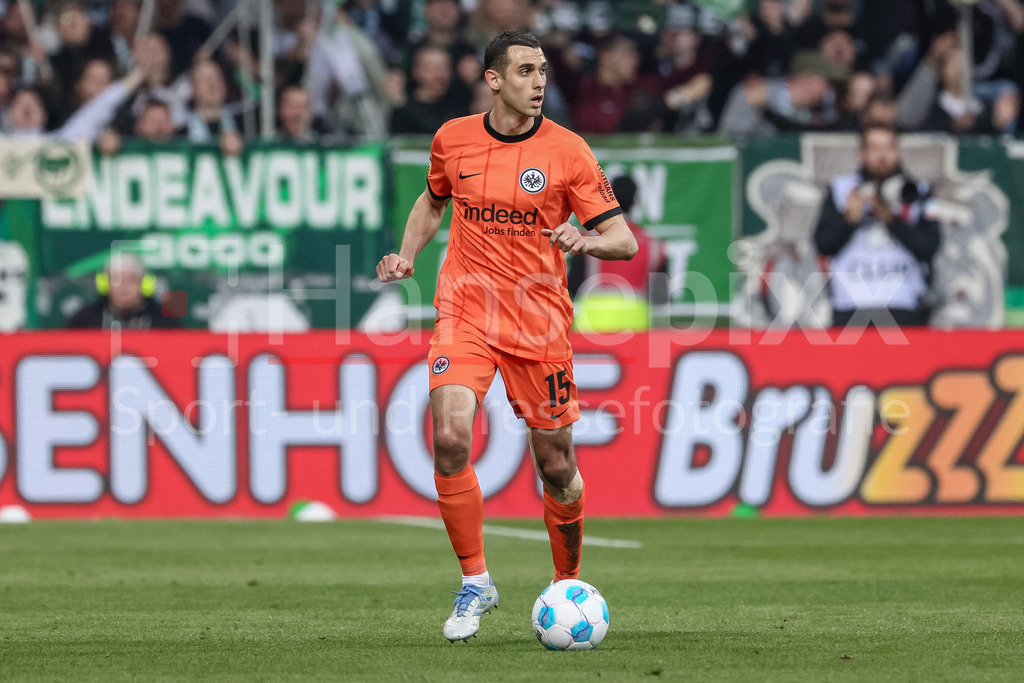 Fussball, Bundesliga, SV Werder Bremen - Eintracht Frankfurt | v.li.: Ellyes Skhiri (Eintracht Frankfurt, 15) am Ball, Freisteller, Einzelbild, Ganzkörper, Aktion, Action, Spielszene, DIE DFL-RICHTLINIEN UNTERSAGEN JEGLICHE NUTZUNG VON FOTOS ALS SEQUENZBILDER UND/ODER VIDEOÄHNLICHE FOTOSTRECKEN. DFL REGULATIONS PROHIBIT ANY USE OF PHOTOGRAPHS AS IMAGE SEQUENCES AND/OR QUASI-VIDEO.