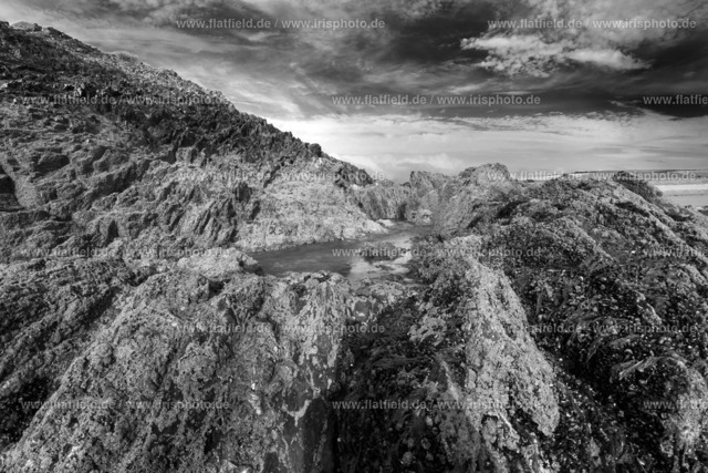 See in den Atlantikklippen / Bretagne | Landschaftsfoto schwarz-weiß Plage St. Anne, Bretagne