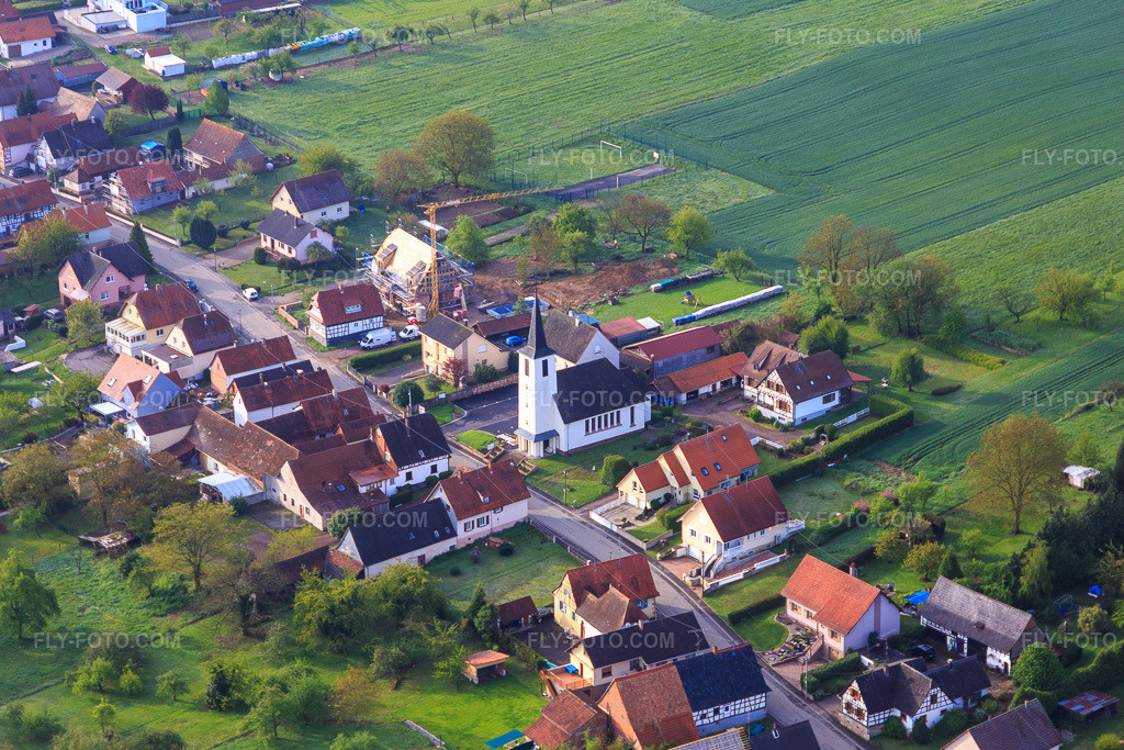 Aerial view: Church in Bremmelbach in Cleebourg in the state Bas-Rhin, France. – Photo: IMG_113801.jpg taken on 04/29/2019 by Werner Riehm/FLY-FOTO.com – Resolution of the original: 5203 x 3469 px