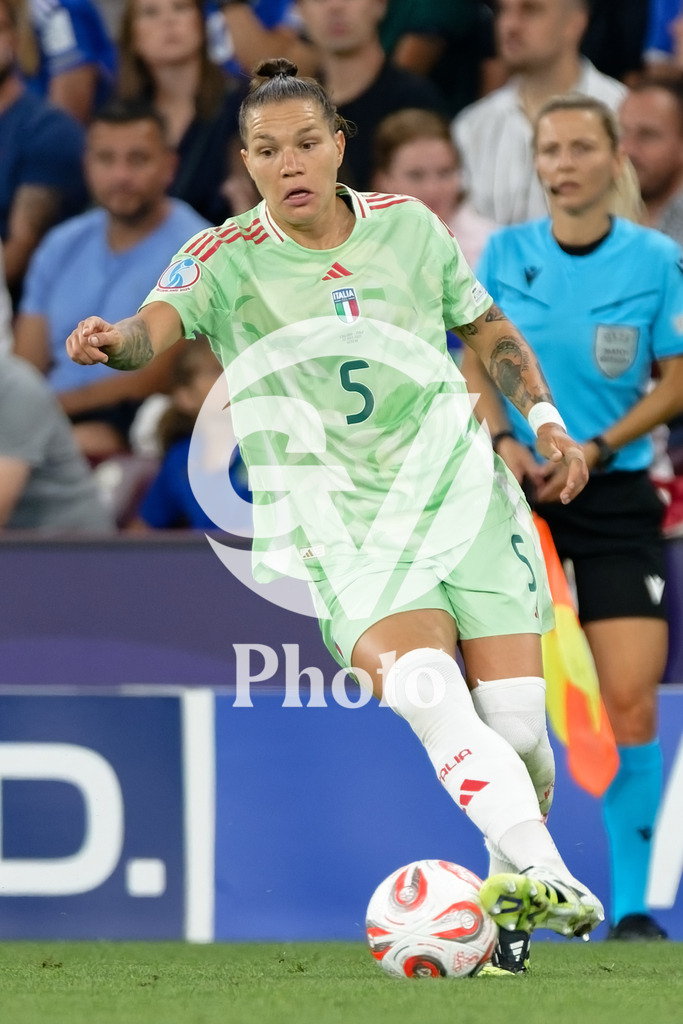 England v Italy - UEFA Women's EURO 2025 Semi-Final | GENEVA, SWITZERLAND - JULY 22:  Elena Linari of Italy controls the ball  during the UEFA Women's EURO 2025 Semi-Final match between England and Italy at Stade de Geneve on July 22, 2025 in Geneva, Switzerland. (Photo by Giuseppe Velletri/Sports Press Photo/Getty Images)