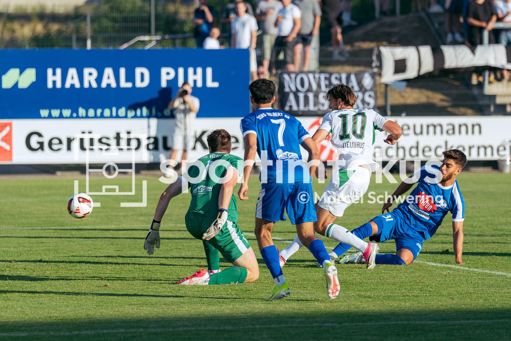 SSVg Velbert 02 – Borussia Mönchengladbach | Florian Neuhaus (Borussia Mönchengladbach) beim Torschuss zum 0:4. Testspiel zwischen der SSVg Velbert 02 und Borussia Mönchengladbach in Velbert, 12.08.2026. Endstand: 0:8. sportimfokus / Marcel Schwering - Realisiert mit Pictrs.com