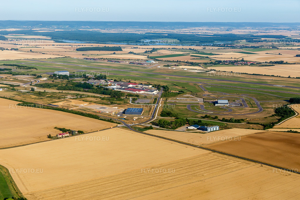 Vue aérienne: Piste et voie de circulation de l'aérodrome Chambley Planet'Air à Saint-Julien-les-Gorze à Saint-Julien-lès-Gorze dans le département Meurthe et Moselle, France – .Photo: IMG_083228.jpg prise le 12/07/2015 par Werner Riehm/FLY-FOTO.eu – Résolution de l'original: 5294 x 3530 px