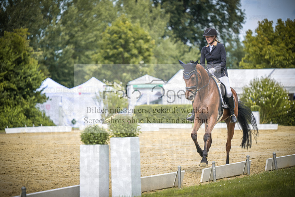 DOS_2068 | Entdecke hochwertige Reitturnierfotos von Foto Oger. Professionell, emotional und authentisch – jetzt Lieblingsmomente im Shop bestellen.Deutschlandweite Turnierfotografie. - Realisiert mit Pictrs.com