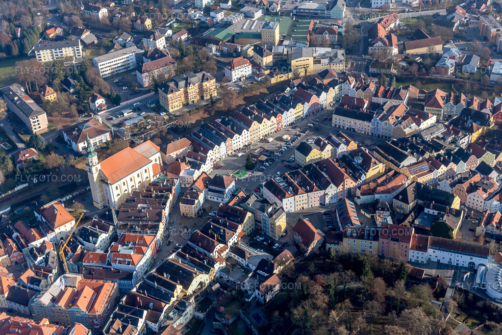 Aerial view: Chapel of Our Lady on the town square in the old town center of the city center in Schärding in the state Upper Austria, Austria.Photo: IMG_096041.jpg taken on 12/29/2016 by Werner Riehm/FLY-FOTO.comResolution of the original: 5472 x 3648 px