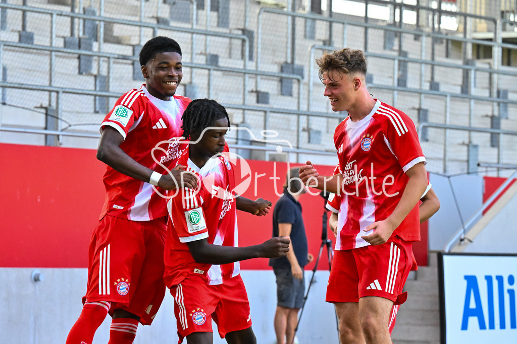 FC Bayern München U19 - SpVgg Unterhaching U19 | Jubel der Bayern nach dem Treffer zum 2-1 durch Aristide HENTCHO NSEKE (FC Bayern U19 #17) / Tor / Torschuetze / Freude / Happy / U19 DFB-Nachwuchsliga: FC Bayern München U19 - SpVgg Unterhaching U19; FC Bayern Campus am 10.08.2025