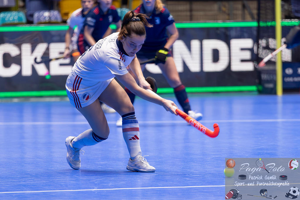 Volvo E.R.B. Final 4 Halbfinale Frauen: Mannheimer HC - Düsseldorfer HC, 25.01.2025 | Fiona Felber (Mannheimer HC #6) spielt den Ball, Mannheimer HC - Düsseldorfer HC, Frankfurt, Süwag Arena, 25.1.2025 - Realisiert mit Pictrs.com