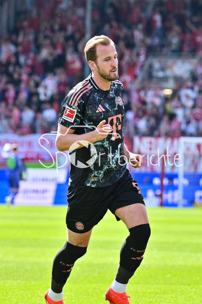 1. FC Heidenheim - FC Bayern München | Jubel der Gaeste nach dem Treffer zum 0-1 duch Harry KANE (FC Bayern Muenchen 9) / Tor / Torschuetze / Freude / Happy / Bundesliga: 1. FC Heidenheim - FC Bayern Muenchen, Voith Arena am 19.04.2025