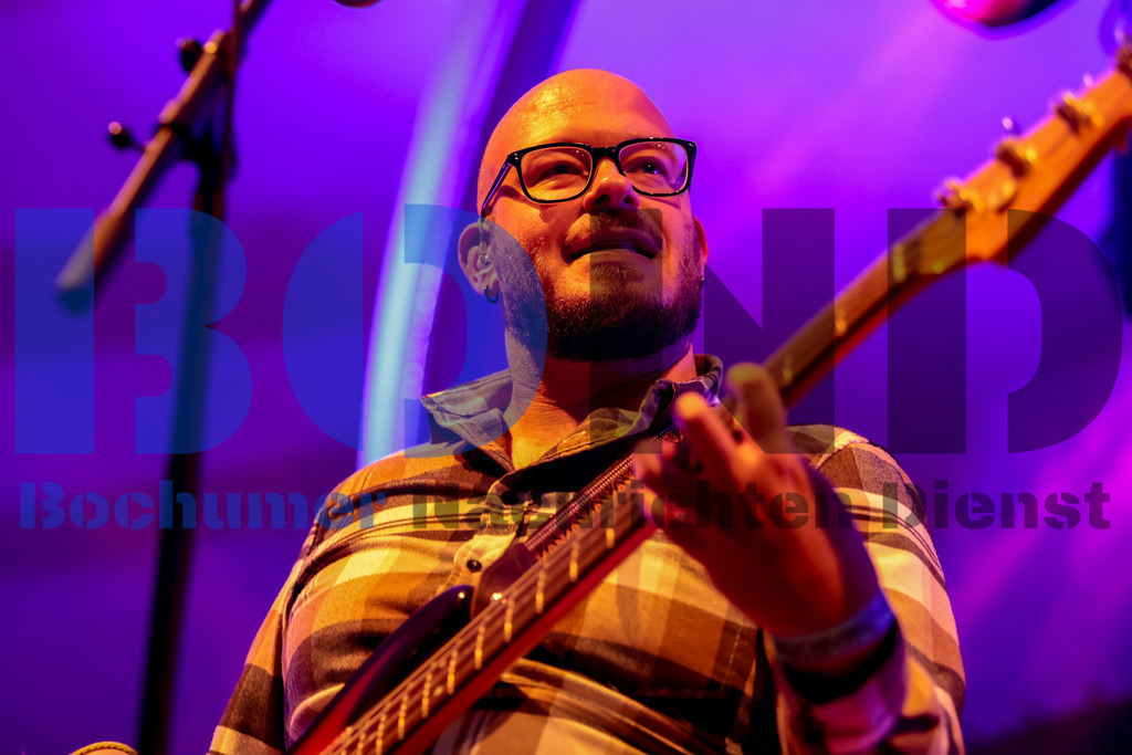 Bochum total 2024 - Die Feuersteins  {date} -  | {headline}(Foto: Sebastian Sendlak / BOND) - Realisiert mit Pictrs.com