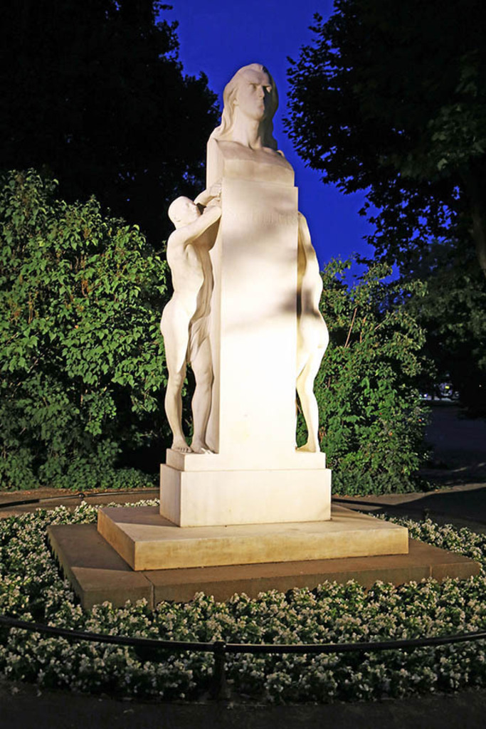 Foto: Leipzig - Schiller-Denkmal bei Nacht | Das Team hinter BILDLEXIKON LEIPZIG bündelt historische wie aktuelle Informationen über die Stadt Leipzig in Text und Bild auf einer Plattform und stellt diese der interessierten Öffentlichkeit zur Verfügung.