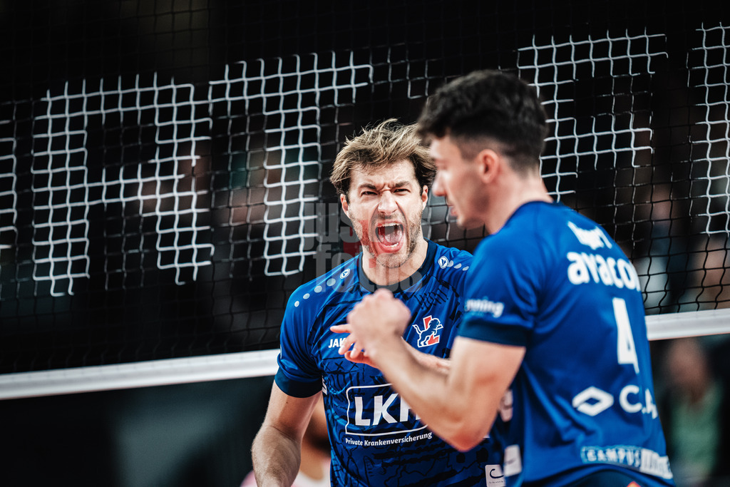 Volleyball | Herren | Saison 2023/2024 | Volleyball-Bundesliga | SVG Lüneburg vs. Energiequelle Netzhoppers KW | 27.10.2023 | Matthew Lambert Knigge (#13, SVG Lüneburg) jubelt