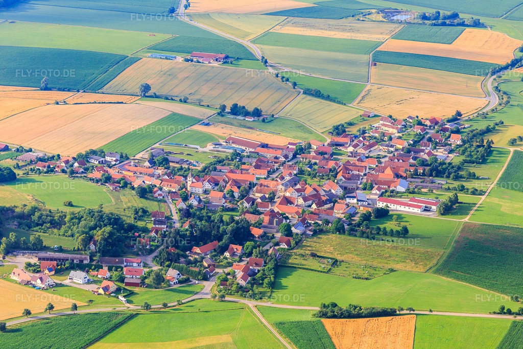 Luftbild: Dorfansicht aus Norden im Ortsteil Aufhausen in Forheim im Bundesland Bayern in Deutschland. Foto: IMG_101639.jpg vom 08.07.2017 durch Werner Riehm/FLY-FOTO.de